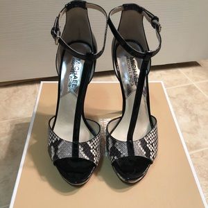 Michael Kors Breanna T strap sandal size 6